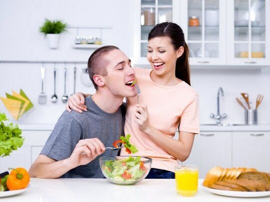 Mergina maitina savo vyrą produktais, skirtais padidinti potenciją