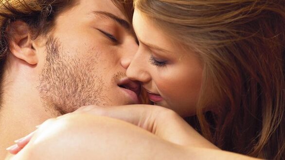 moteris bučiuoja vyrą priemonėmis, turinčiomis padidintą potenciją