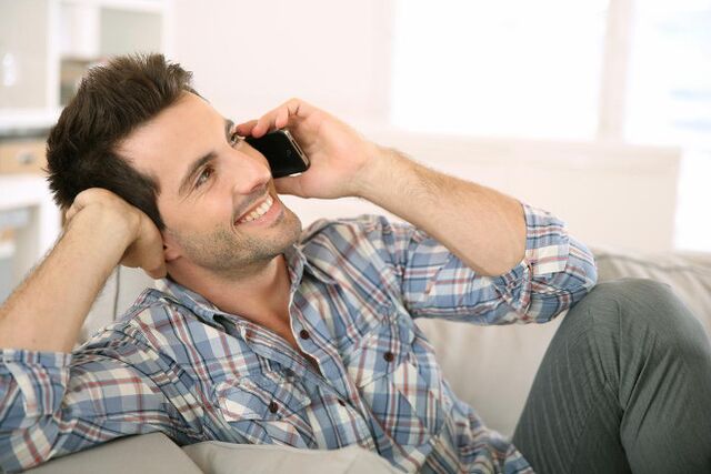 Jausdamas susijaudinimą, vyras ilgai kalbėsis su moterimi telefonu